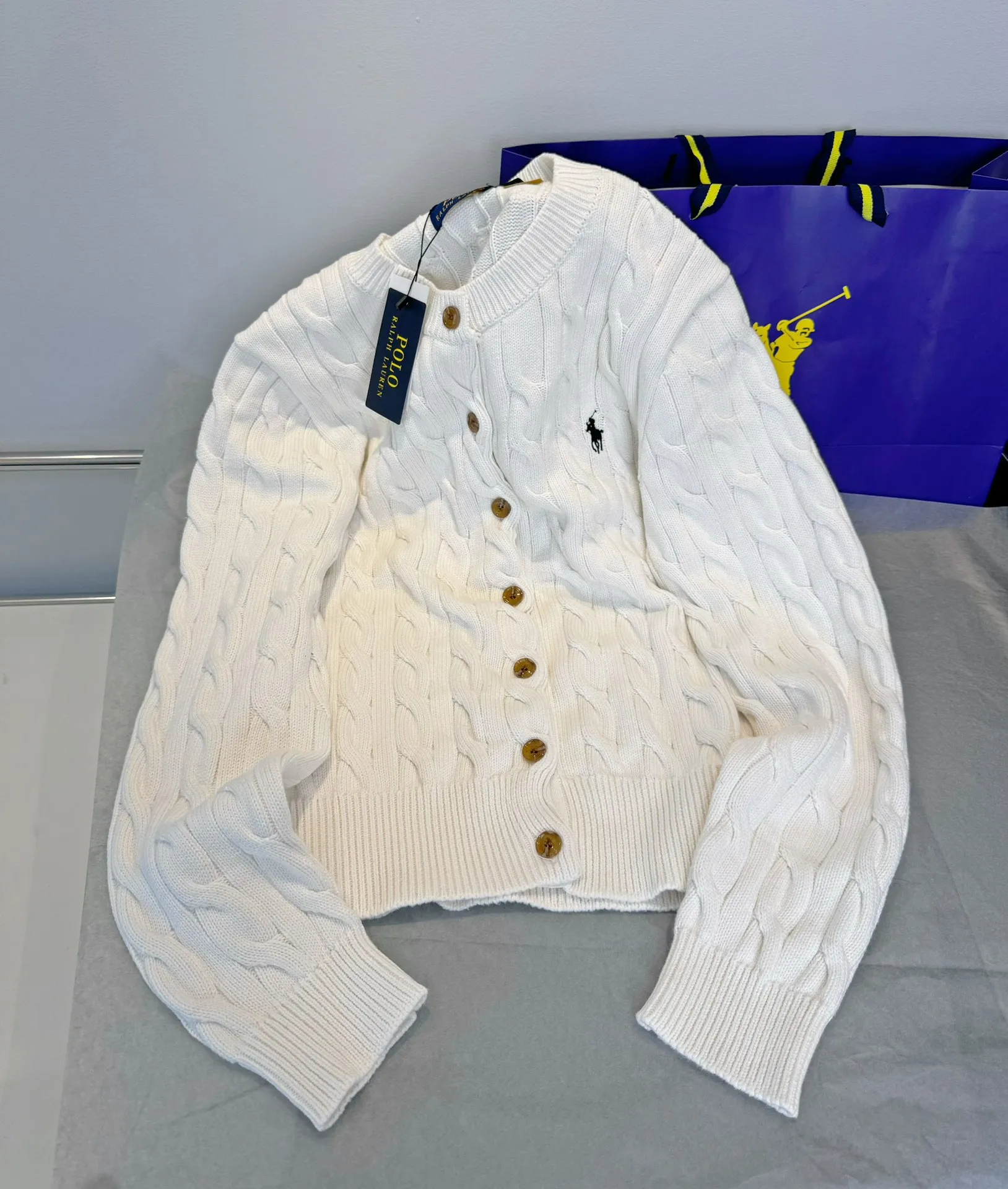 🅿️240 Style number: L05 (white) Ralph Lauren RL classic war horse logo embroidery on the chest cable pattern twist button round neck long sleeves buttoned knitted sweater cardigan jacket Color: SIZE: XS S M L Size reference # Length Bust Shoulder width 64 52 45 I will always love sweet girls. The soft and glutinous🧶🫶 style is a very classic cable sweater. It has an American retro college style. It feels very comfortable. It is a must-have item for spring, autumn and winter wardrobes. It also looks good when layered as an inner layer in cold weather. High-density LOGO embroidery on the chest, and original customization of tag accessories. Made of pure cotton yarn 🧶 blended with wool, pure cotton is skin-friendly and comfortable, small label war horse embroidered twist turtleneck sweater 🐎 high quality. Follow the blogger to learn how to wear it! Let’s get a Ralph Lauren cable sweater. It’s a super hard-to-find series after it became popular. It’s hard to find one on the official website. It’s simple and practical to wear, with a lazy and loose feel. The thickened fabric has a more texture, soft and delicate feel, and a loose fit. Whether worn alone or layered, you can wear different styles of fashion with just one piece. ⚠️Contains wool products🦙 Pay attention to the washing method to avoid shrinkage